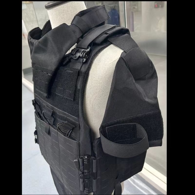 Traje de proteção total tática com proteção para pernas e bolsas de revistas escondidas.