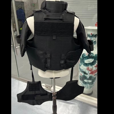 Traje de proteção total tática com proteção para pernas e bolsas de revistas escondidas.