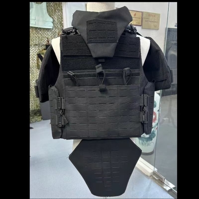 Traje de proteção total tática com proteção para pernas e bolsas de revistas escondidas.