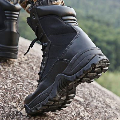 Botas táticas de combate construídas para suportar as demandas de operações de combate e táticas