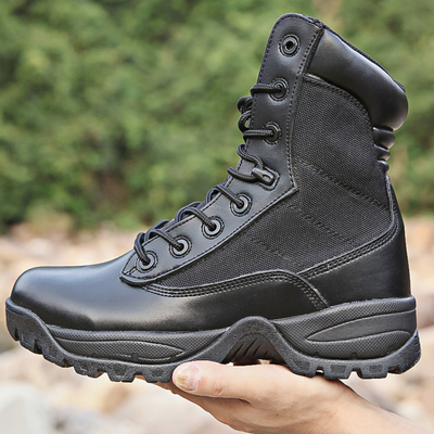 Botas táticas de combate construídas para suportar as demandas de operações de combate e táticas
