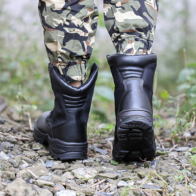 Botas táticas de combate construídas para suportar as demandas de operações de combate e táticas