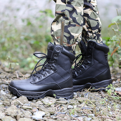 Botas táticas de combate construídas para suportar as demandas de operações de combate e táticas