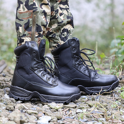 Botas táticas de combate construídas para suportar as demandas de operações de combate e táticas