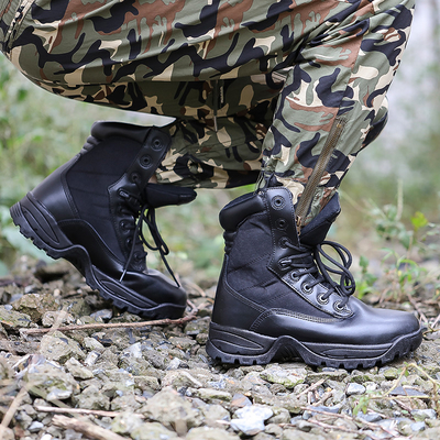 Botas táticas de combate construídas para suportar as demandas de operações de combate e táticas