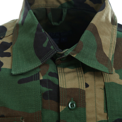 Bem ventilado uniforme militar... uniforme de camuflagem, uniforme de combate.